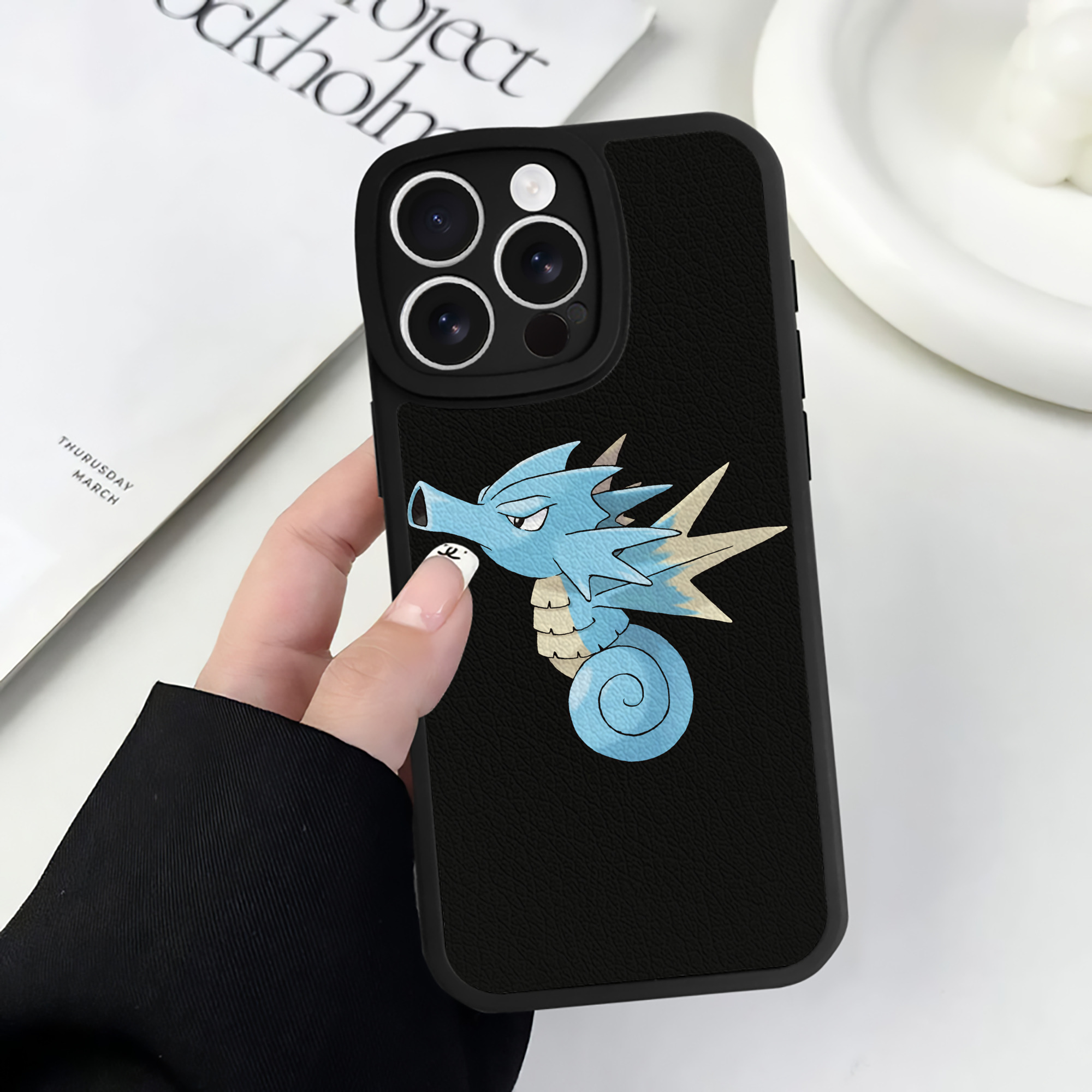 （画像用） ポケットモンスター Pokémon 【iPhone 16シリーズ対応】シリコンスマホケース（レザー調） 材質：シリコン